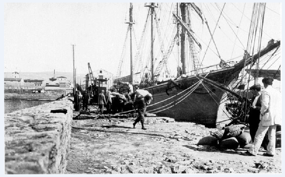 Ο Πειραιάς το 1940 │ Φωτογραφία από ανάρτηση του Theodoros Kefalonitis στην Σελίδα του facebook ❝ΑΘΗΝΑ & ΠΕΙΡΑΙΑΣ - Athens & Piraeus❞